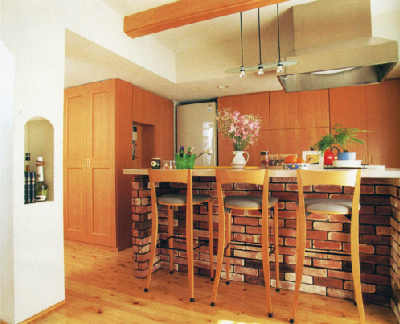 煉瓦造りと白壁のナチュラルテイストのアイランド型キッチンのある住まい