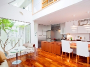 中庭のある家 Nさんの住まいの敷地面積は20・5坪の狭小中庭住宅。明るく広がりのある住まいです。