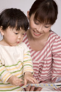 いつも家族がいるリビングでお勉強する子供